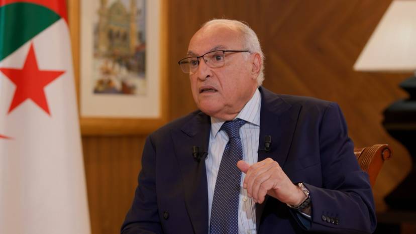 Le ministre d'État, ministre des Affaires étrangères, M. Ahmed Attaf, lors d'une interview télévisée sur la chaîne AL24