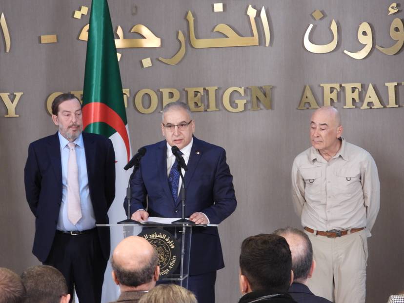 الندوة الصحفية للسيد الأمين العام لوناس مقرمان والسفير الإسباني بالجزائر عقب تسليم الرعية المختطف